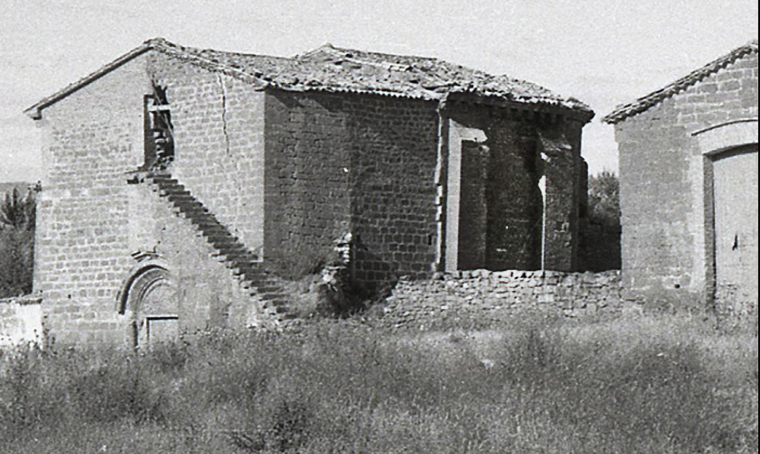 SALA MEDIEVAL, IGLESIA ROMÁNICA, CASA-PALACIO Y AL FONDO, LA SIERRA Y PICO DE GRATAL